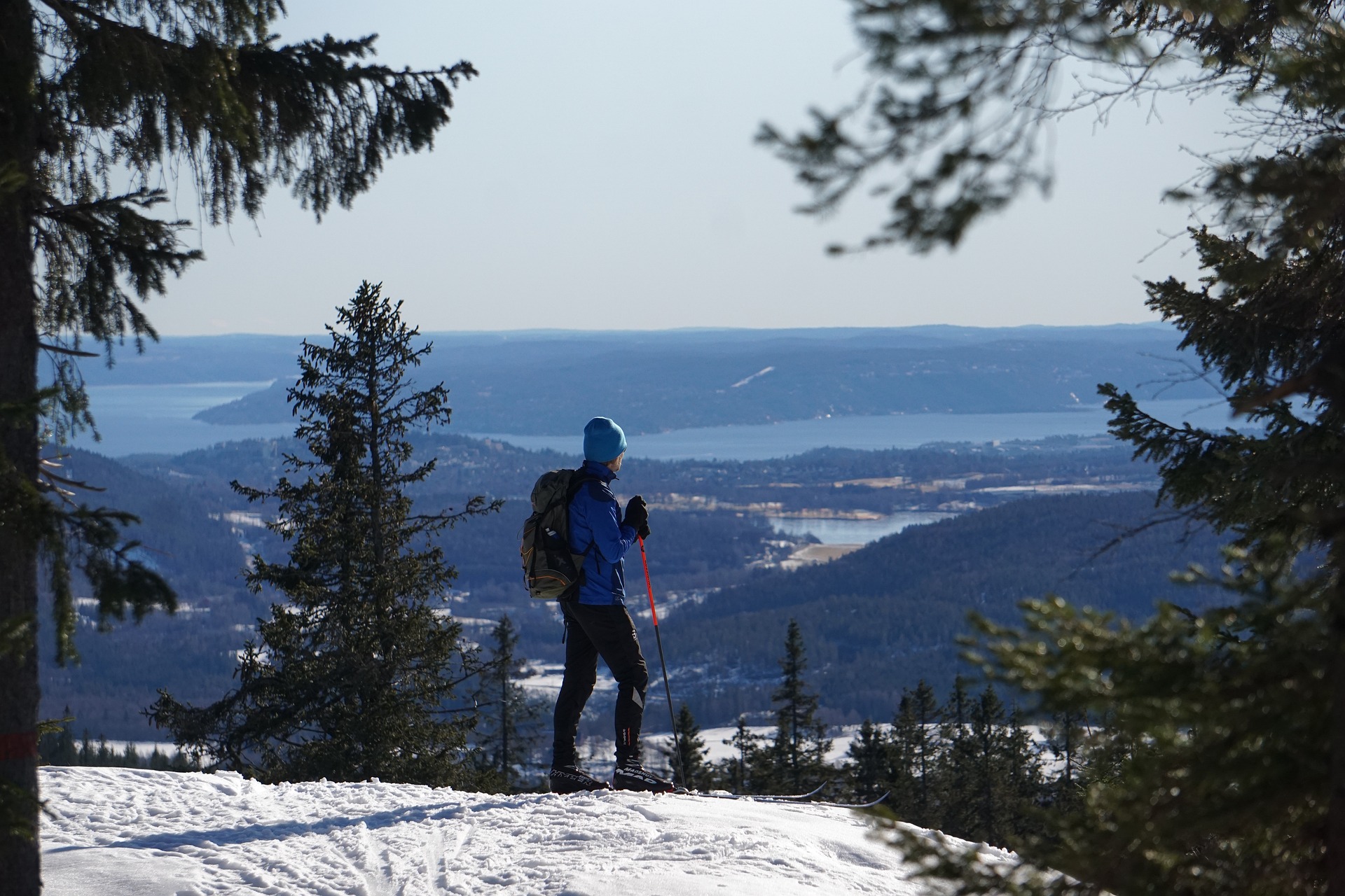 Man mountain skiing