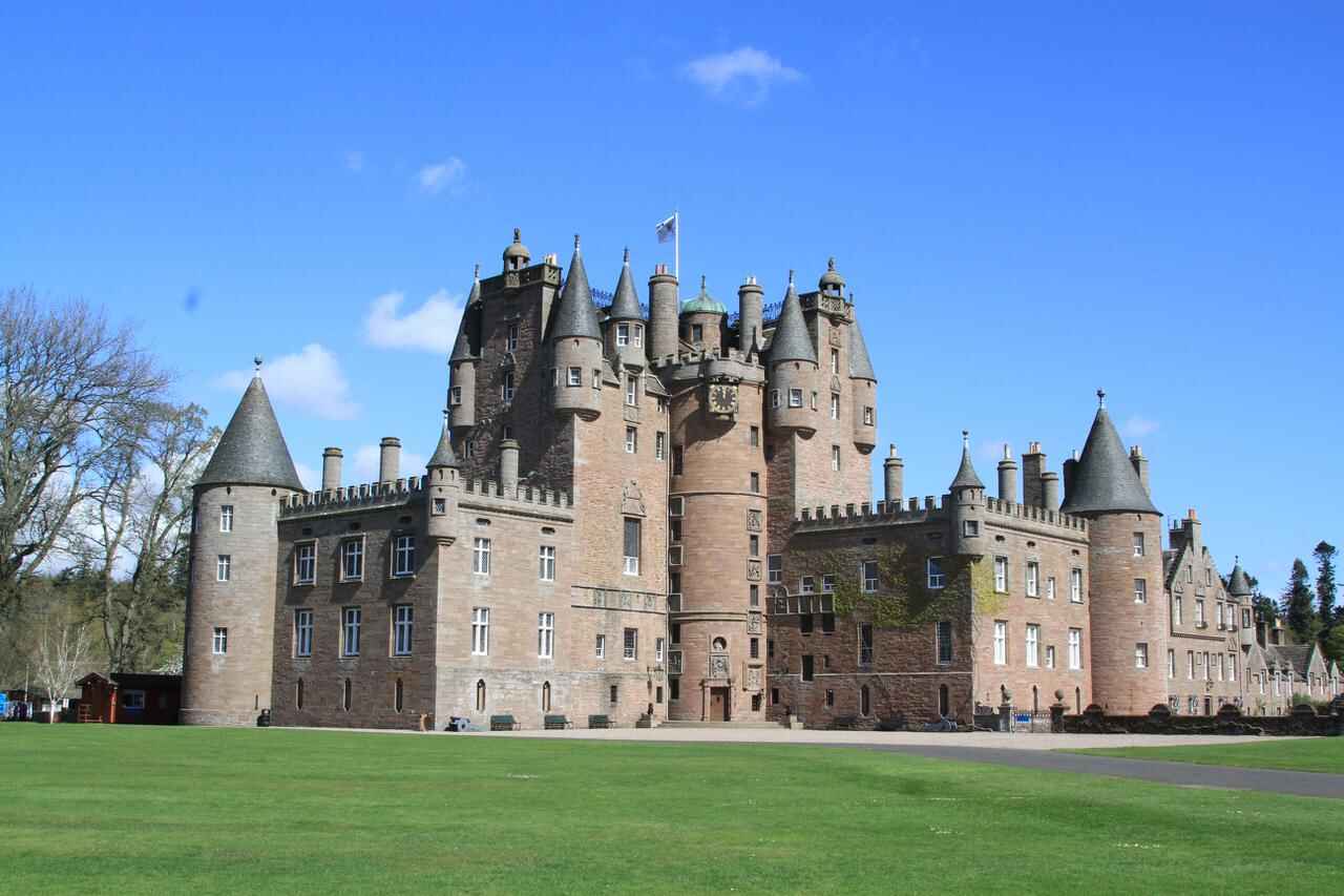 Dundas Castle with 2B UK