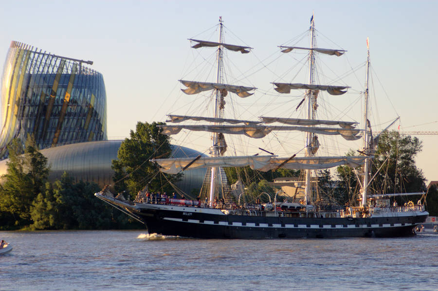 Sunset cruise and dinner in a castle/vineyards around Bordeaux